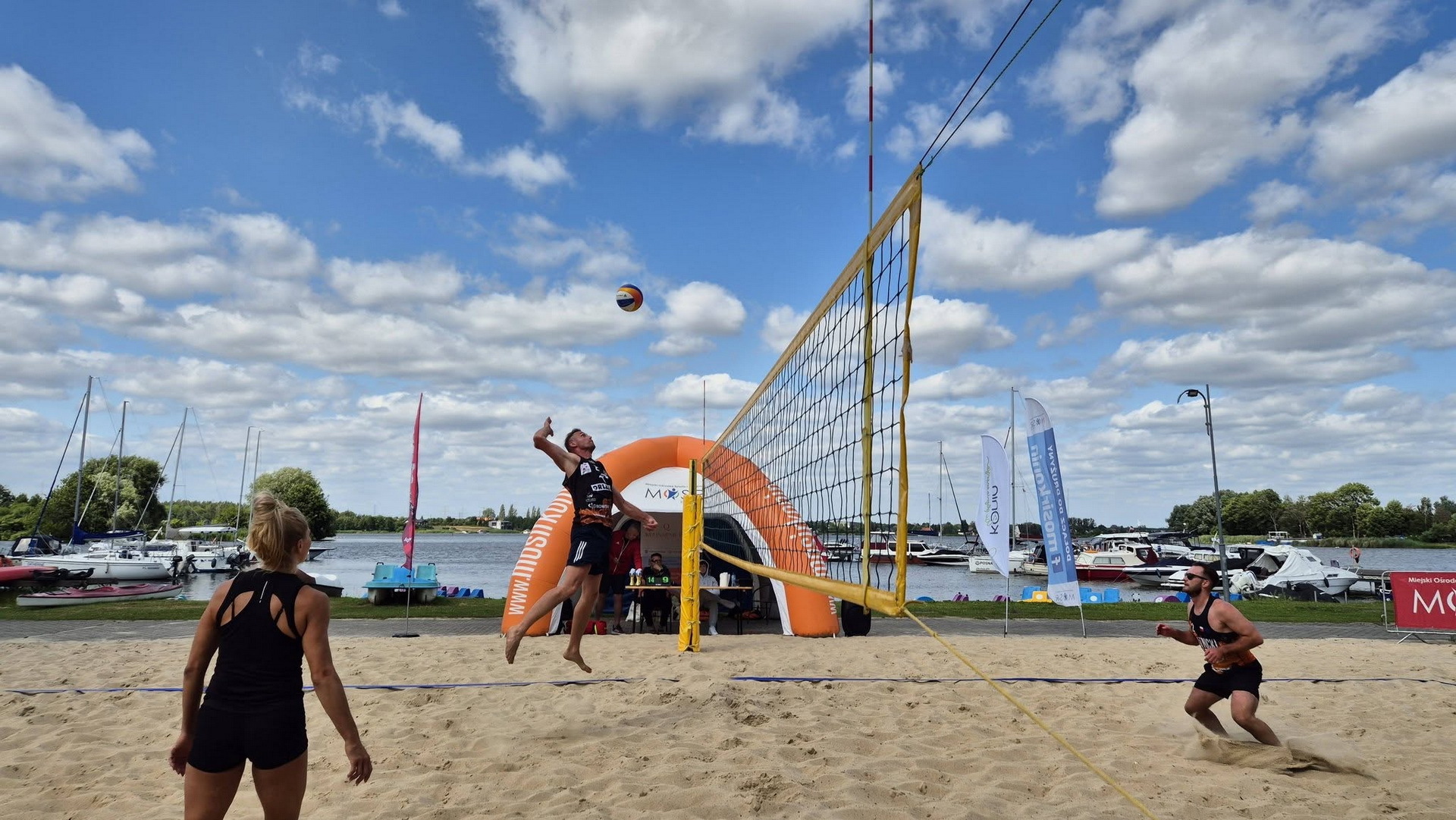 Na zdjęciu widzimy parę podczas meczu piłki siatkowej na plaży