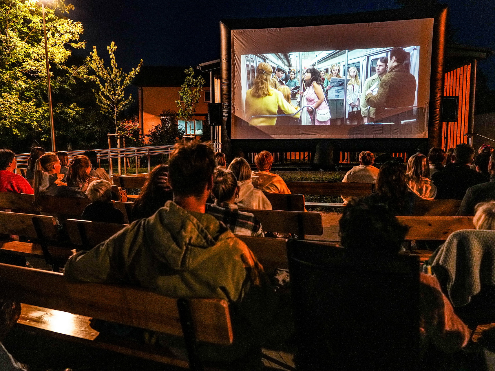 Na zdjęciu widzimy ekran kinowy w Łężynie podczas dobrych filmów