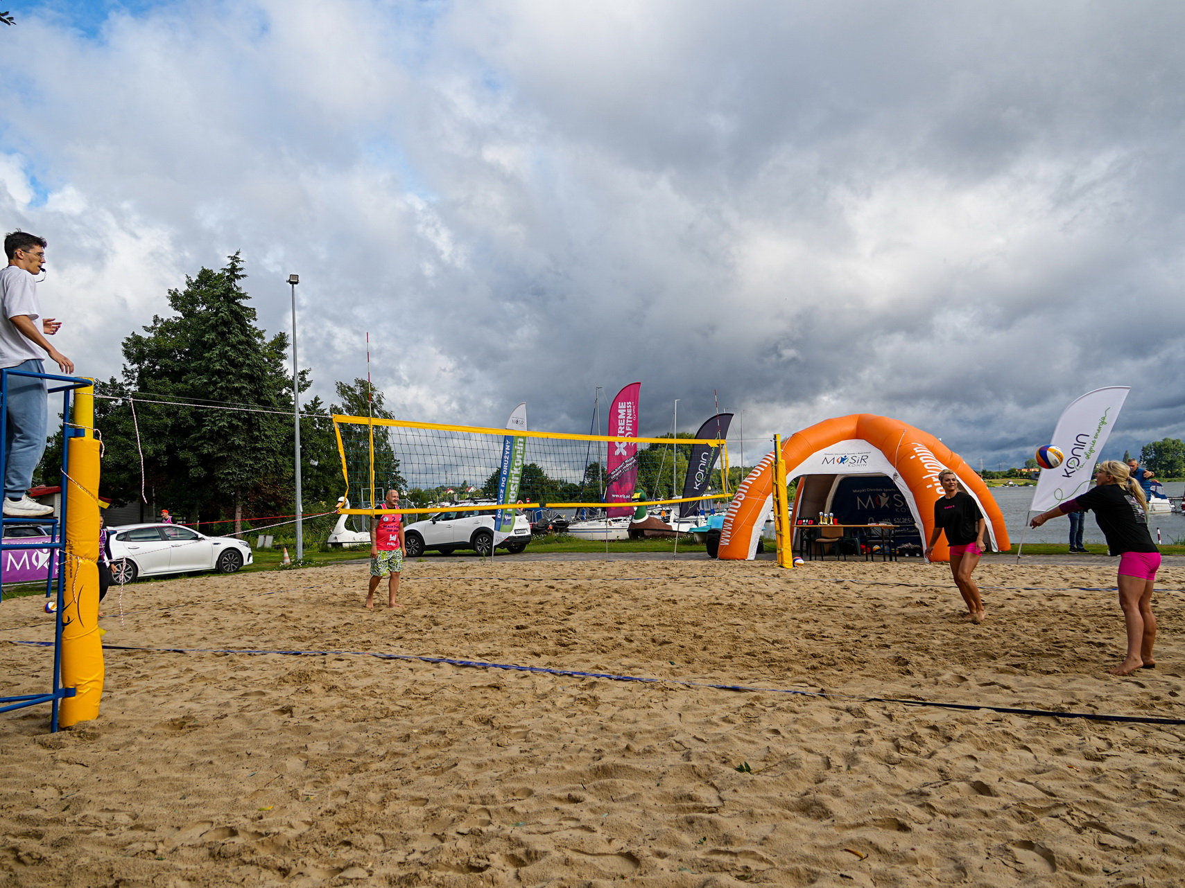 Zdjęcie przedstawia Turniej Siatkówki Plażowej o Puchar Prezydenta Miasta Konina