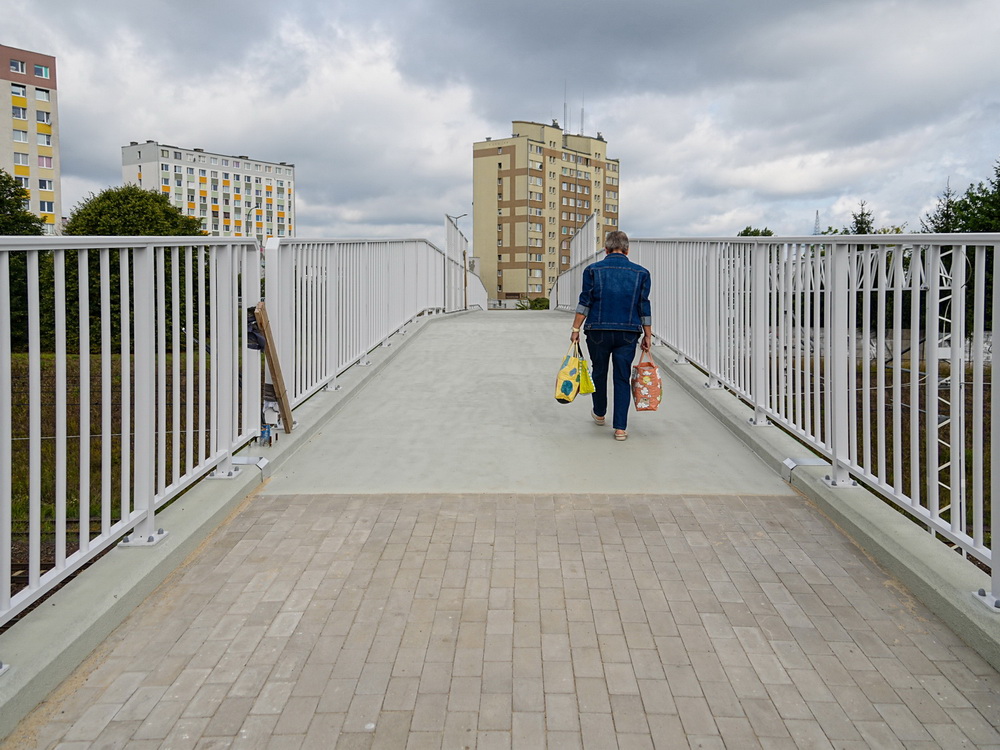 Kładka na V Osiedlu już służy mieszkańcom