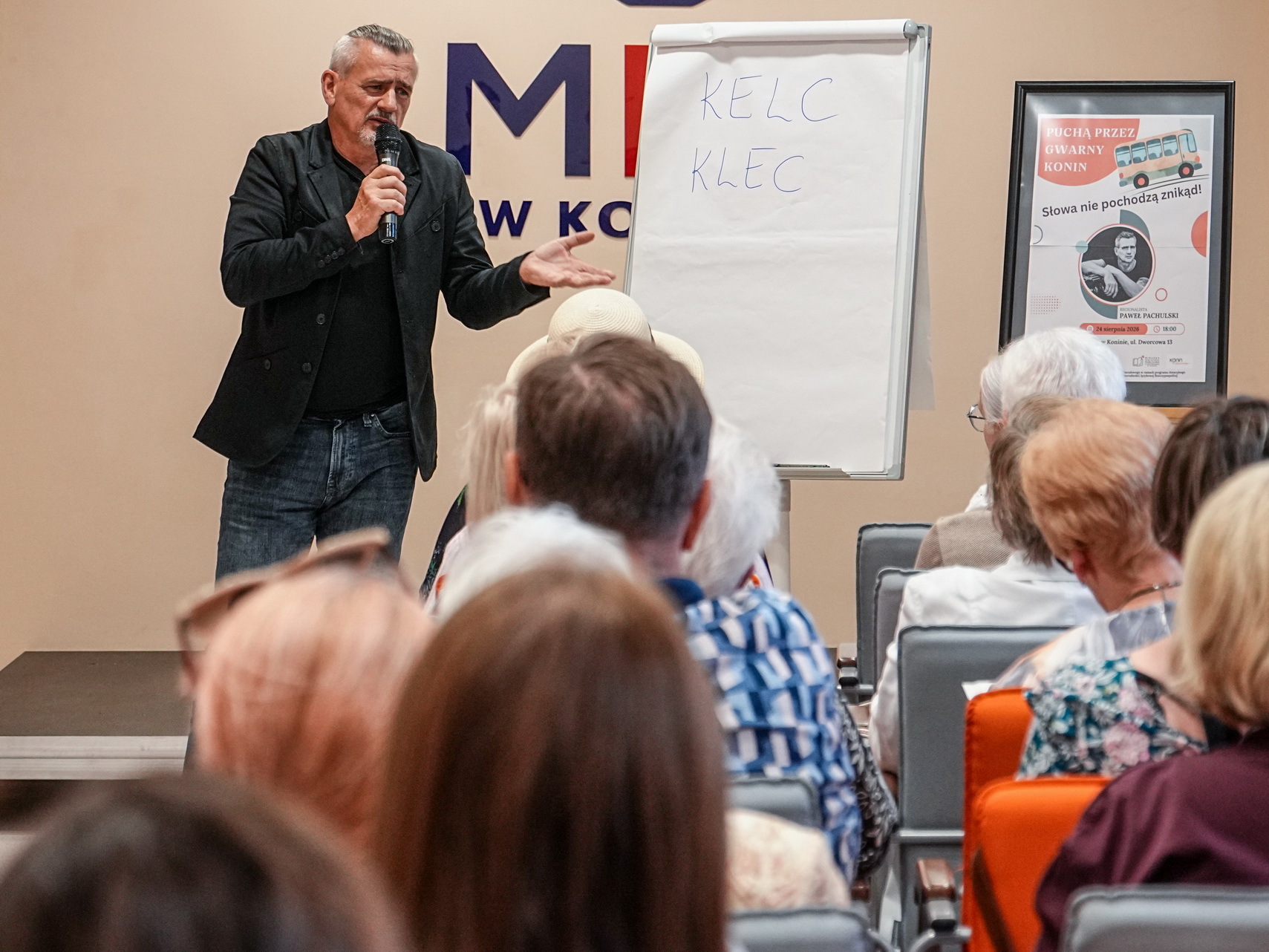 Na zdjęciu widzimy prowadzącego wykład o ohweśnickej gwarze