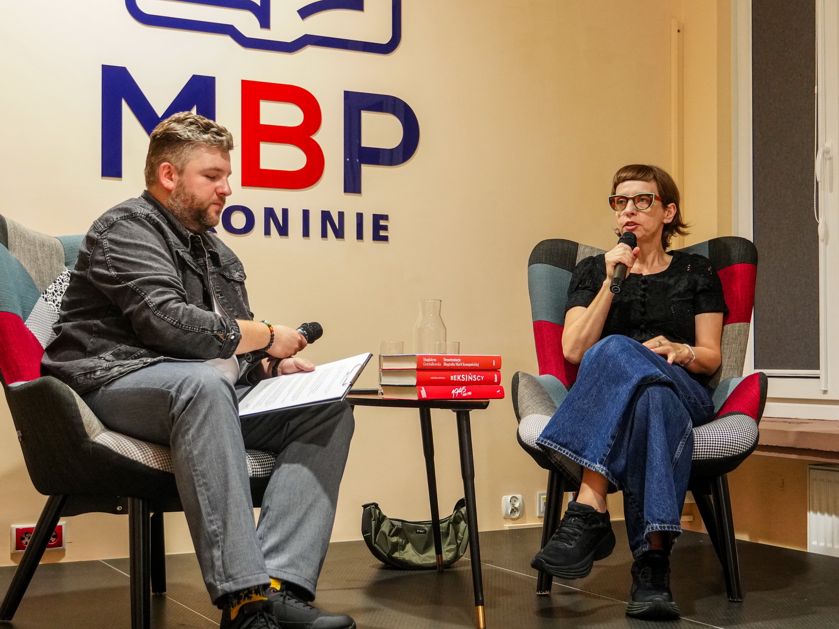 Zdjęcie przedstawia autorkę Magdalenę Grzebałkowską na spotkaniu autorskim w Miejskiej Bibliotece Publicznej w Koninie
