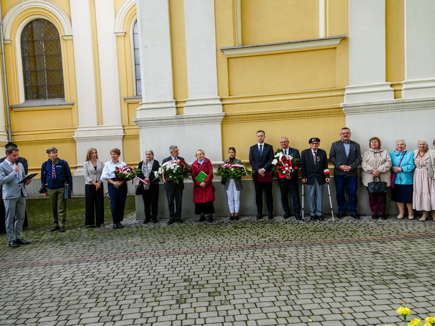 Zdjęcie przedstawia uczestników obchodów Dnia Sybiraka