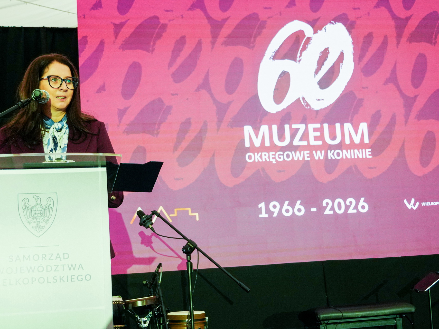 Na zdjęciu widzimy przemawiającą  dyrektor muzeum Elżbietę Barszcz
