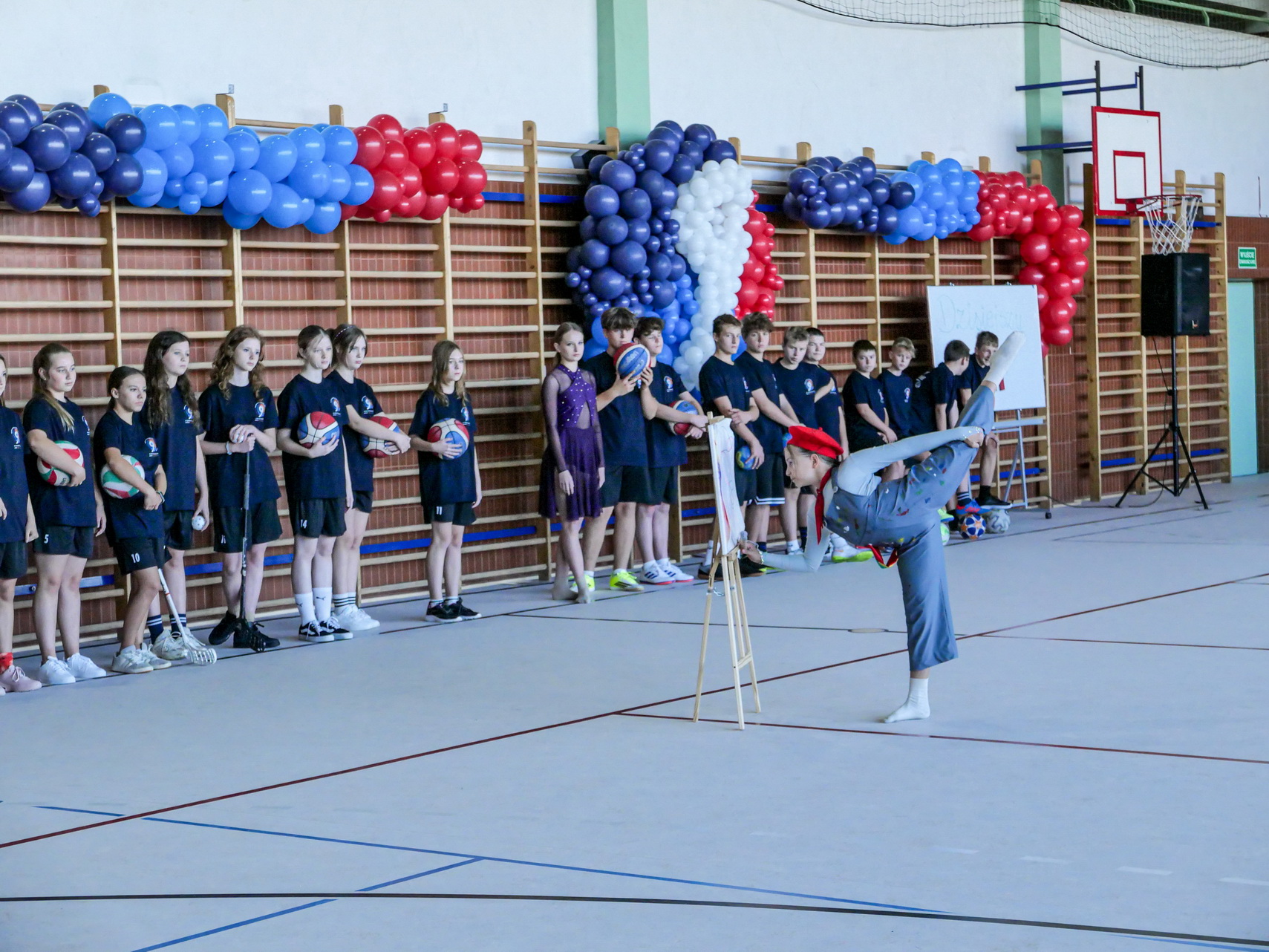Na zdjęciu widzimy młodzież ze Szkoły Podstawowej nr 9 na otwarciu Hali sportowej