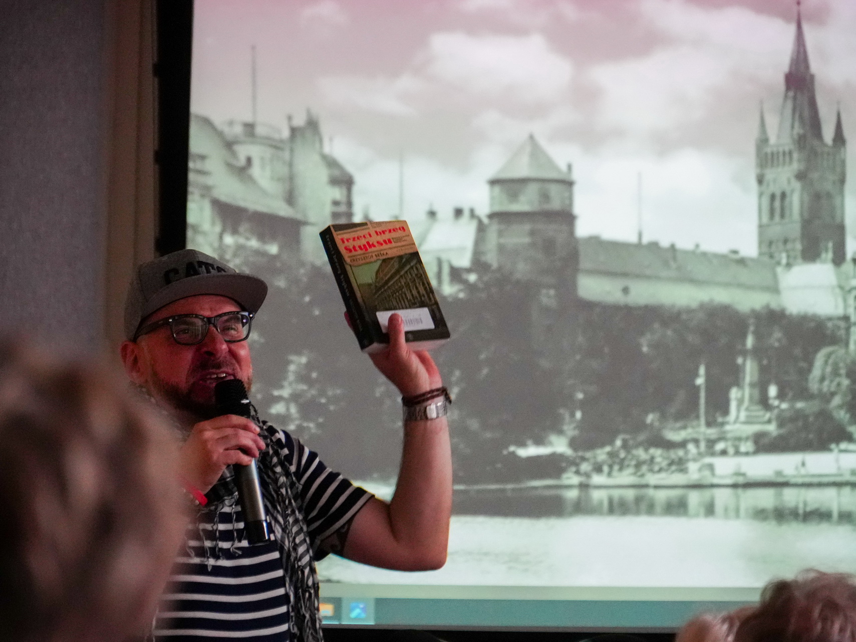 Na zdjęciu widzimy autora Krzysztofa Beśka na spotkaniu w Miejskiej Bibliotece Publicznej